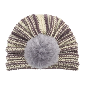 Dettaglio cappello in maglia a righe viola e bianche con pompon in ecopelliccia grigia