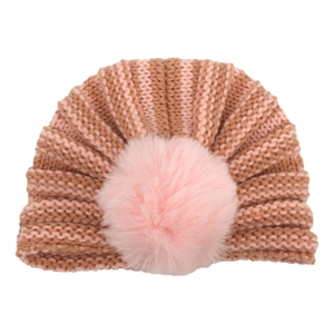 Dettaglio cappello a turbante in maglia a righe rosa e marrone con grande pompon