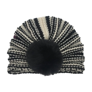 Vista dettagliata del cappello invernale a righe per neonati con grande pompon nero