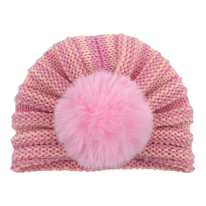 Berretto in maglia a righe rosa e arancio per neonati con un grande pompon soffice