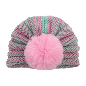 Dettaglio ravvicinato del cappello in maglia a righe rosa e menta per neonati con pompon