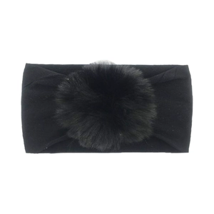 Fascia elastica in nylon per neonati con un grande pompon nero in finta pelliccia