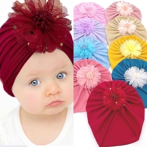 Bonnet turban bébé avec grande fleur en dentelle et détails de paillettes d'étoiles