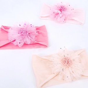 Drei elastische Babystirnbänder mit Pailletten-Sternen und Blumen aus Netzstoff in Pastell