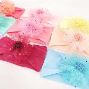 Elastische Baby-Stirnbänder mit großen Netzblumen und glitzernden Stern-Pailletten in Farben