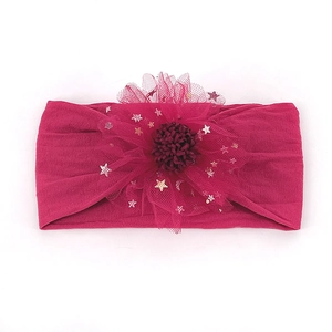 Detail eines Baby Stirnbands mit Netzblume, Goldsternen und weichem Nylongewebe
