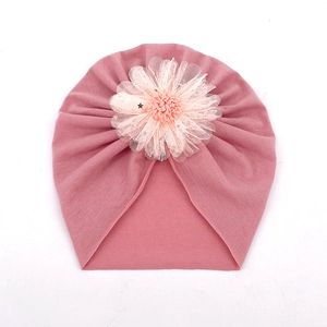 Vue détaillée du turban pour bébé rose poudré avec fleur en résille 3D et petite étoile