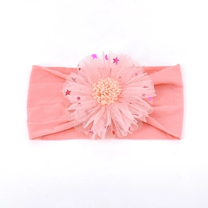 Detailansicht vom Baby Stirnband mit Netzblumen und glänzenden bunten Sternen