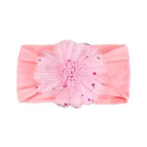 Detailansicht von Baby-Haarband mit rosa Netzblume und glitzernden Pailletten auf Nylon