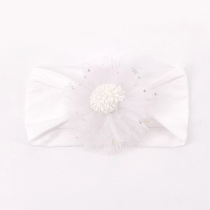 Detailaufnahme weißes Baby-Stirnband mit Tüllblume, silbernen Paillettensternen und Nylonband