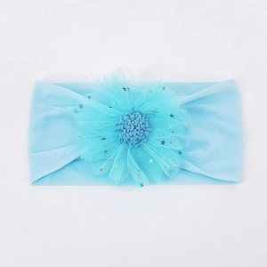Details des hellblauen Baby-Stirnbands mit mehrlagiger Netzblume und Sternen-Pailletten
