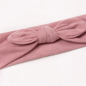 Bandeau bébé en maille rose poudré avec oreilles de lapin et texture côtelée