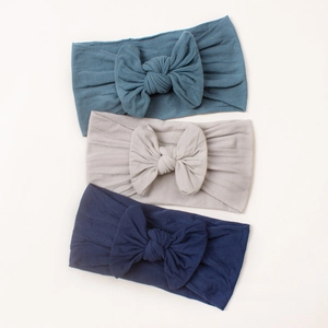 3er Set Baby Haarbänder aus Nylon in Blau und Grau mit großen weichen Schleifen im Detail