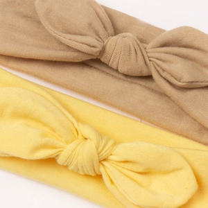 Détail de bandeaux pour bébé en tricot doux avec des nœuds en oreilles de lapin mignonnes