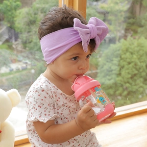 Nahaufnahme eines hellvioletten Baby-Stirnbands mit Waffelstruktur und großer Schleife