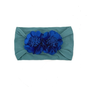Fascia elastica per neonati verde acqua con due grandi fiori in tessuto blu reale