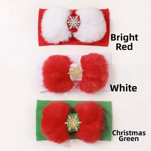 Dettaglio delle fasce natalizie in peluche con fiocchi di neve in rosso bianco e verde festivo