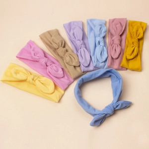 Détail rapproché de bandeaux élastiques pour bébé avec nœuds oreilles de lapin colorés