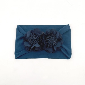 Fascia elastica blu scuro per neonati con grandi fiori di stoffa a strati applicati
