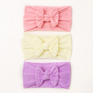 Detailliertes Set aus drei weichen Nylon-Baby-Stirnbändern in Pink, Gelb und Lila