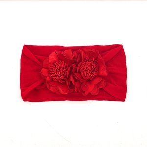 Fascia elastica per neonati con due fiori di stoffa rossa su nastro morbido