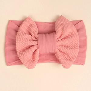 Detailansicht der weichen rosa Waffelstruktur und Schleife am Nylon Baby Stirnband