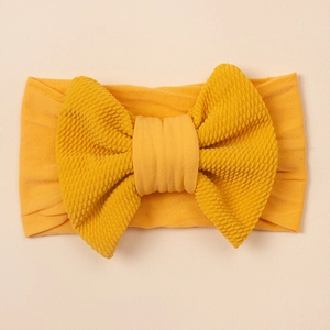Detail von Baby-Stirnband mit senfgelber Popcorn-Schleife und elastischem Nylonband