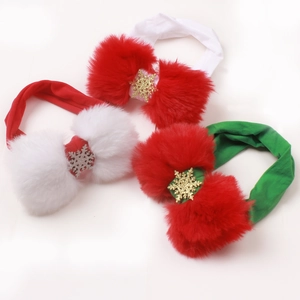 Dettaglio di tre fasce natalizie in peluche con decorazioni a forma di fiocco di neve festivo