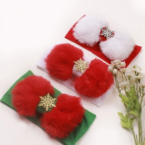 Dettaglio di tre fasce natalizie festive con pompon soffici e fiocchi di neve glitterati