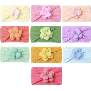 Lot de 10 bandeaux bébé en nylon souple avec texture tricotée et fleurs 3D en couleurs assorties