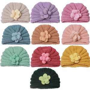 Schicke Winter Baby Strickmützen mit 3D Blumen in verschiedenen Pastellfarben