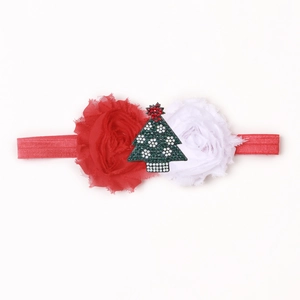 Detail van kerst hoofdband voor baby met rood-witte chiffon bloemen en glitterende boom