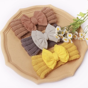 Dreiteiliges Set gestrickter Baby-Stirnbänder mit großen Schleifen in Braun, Grau und Gelb
