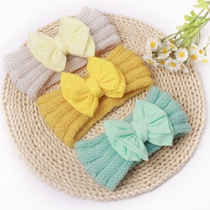 Drei gestrickte Baby-Stirnbänder mit großen Schleifen in Cremeweiß, Gelb und Mintgrün