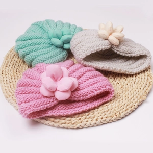 Winter-Strickmützen für Babys mit dekorativen Stoffblumen in Rosa Minze und Grau