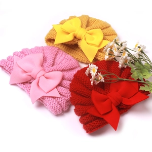 Détails des bonnets turban tricotés pour bébé en jaune, rose et rouge avec nœuds