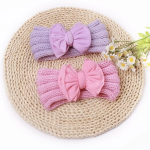 Detail von zwei Baby-Stirnbändern mit großen Schleifen in Pink und Fliederfarben
