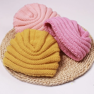 Dreiteiliges Set gestrickte Babyhauben mit strukturierten Blumenmustern in Pink und Gelb