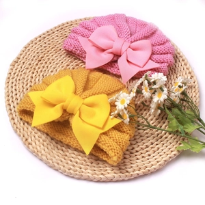 Bonnets en maille pour bébés avec grands nœuds en couleurs jaune et rose