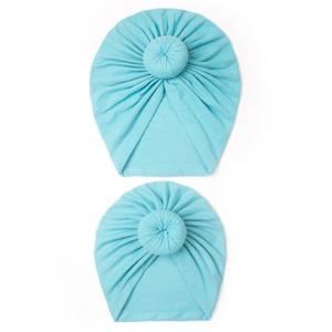 Vue détaillée de bonnets turban bébé bleu clair avec nœud donut et texture plissée