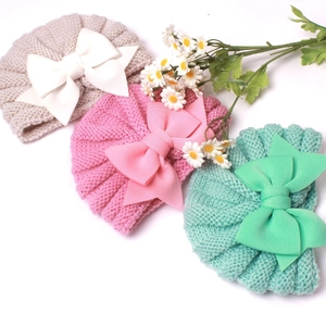 Bonnets en tricot pour bébé avec grands nœuds en beige, rose et vert menthe pour enfants