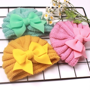 Bonnet turban tricoté pour bébé avec grand nœud en menthe, rose et jaune pour l'automne