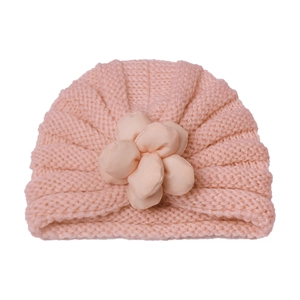 Detailansicht der zartrosa Baby-Turbanmütze mit 3D-Stoffblume und gerippter Strickstruktur