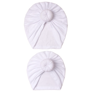 Deux bonnets turbans blancs pour bébé en maille souple avec détail de nœud donut