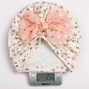 Détail du bonnet turban léger de 25g en tricot côtelé avec imprimé floral et nœud