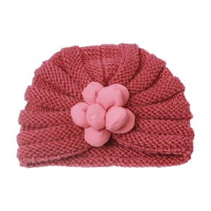 Winterliche Baby Strickmütze mit 3D-Blumenverzierung in dunklem Rosa und Rosenrot Tönung
