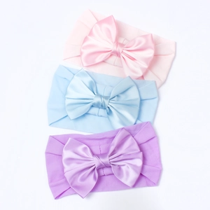 Trois bandeaux extensibles pour bébé avec grands nœuds en satin rose, bleu et violet