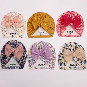 Détails à plat de turbans pour bébé avec texture côtelée et nœuds en résille dorée