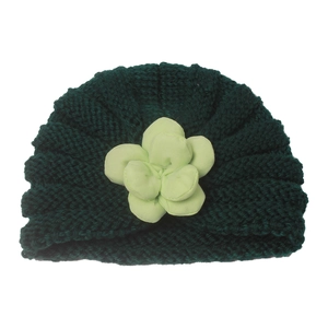 Detailaufnahme der dunkelgrünen Baby-Strickmütze mit hellgrüner 3D-Stoffblume vorne