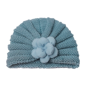 Detail der blauen Grobstrick-Babymütze mit 3D-Stoffblume und gerippter Textur für Winter